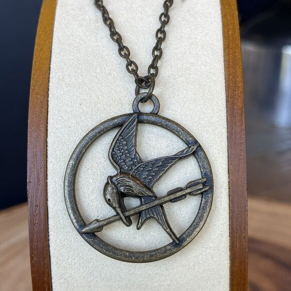 The Hunger Games Collectible Katniss Mockingjay Pendant Necklace Lionsgate - Picture 2 of 6